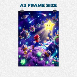 K&ouml;nnte beinhalten: A2-Poster mit einer lebendigen Weltraumszene und einer laufenden Cartoonfigur. Das Kunstwerk zeigt Planeten, Sterne und einen gro&szlig;en gelben Stern. Der Text "A2 FRAME SIZE" befindet sich oben.