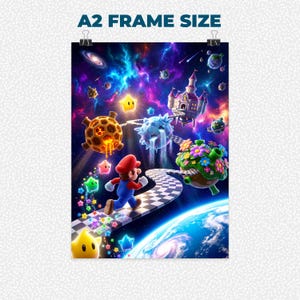 Pu&ograve; includere: Un poster rettangolare con il testo A2 FRAME SIZE in alto. L'illustrazione raffigura un personaggio con cappello rosso e salopette blu che corre su un sentiero a scacchi nello spazio, circondato da pianeti colorati, stelle e un castello.