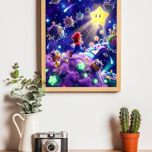 K&ouml;nnte beinhalten: Ein gerahmter Druck mit einer lebendigen, fantastischen Szene mit einer Figur in roter Kappe und blauen Overalls, umgeben von Sternen, Planeten und leuchtenden Elementen. Das Kunstwerk hat einen Holzrahmen und ist an einer wei&szlig;en Wand angebracht.
