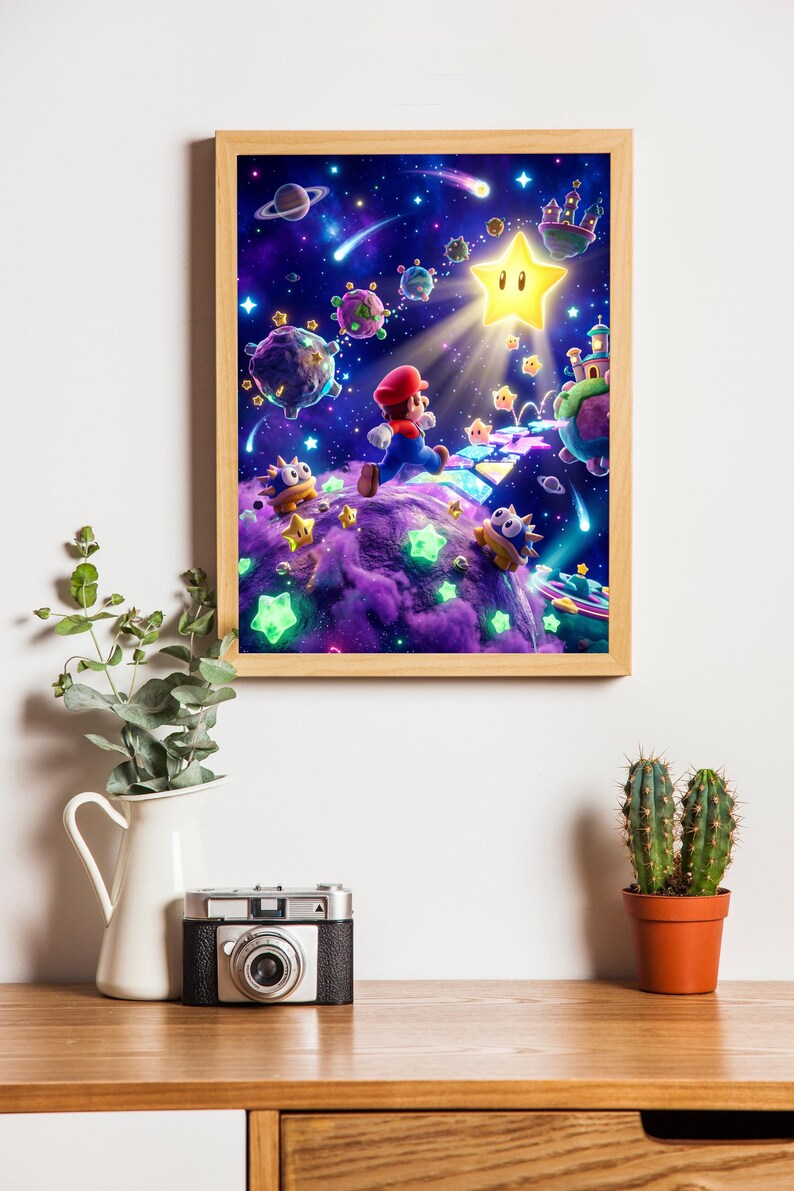 K&ouml;nnte beinhalten: Ein gerahmter Druck mit einer lebendigen, fantastischen Szene mit einer Figur in roter Kappe und blauen Overalls, umgeben von Sternen, Planeten und leuchtenden Elementen. Das Kunstwerk hat einen Holzrahmen und ist an einer wei&szlig;en Wand angebracht.