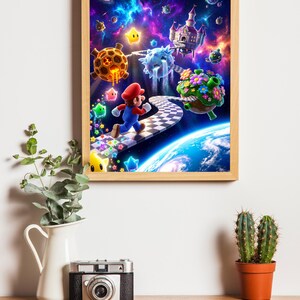 Pu&ograve; includere: Una stampa artistica da parete incorniciata che mostra una vivace scena spaziale con un personaggio con cappello rosso e salopette blu che corre lungo un sentiero a scacchi. Lo sfondo mostra nebulose colorate, pianeti fluttuanti, un castello.