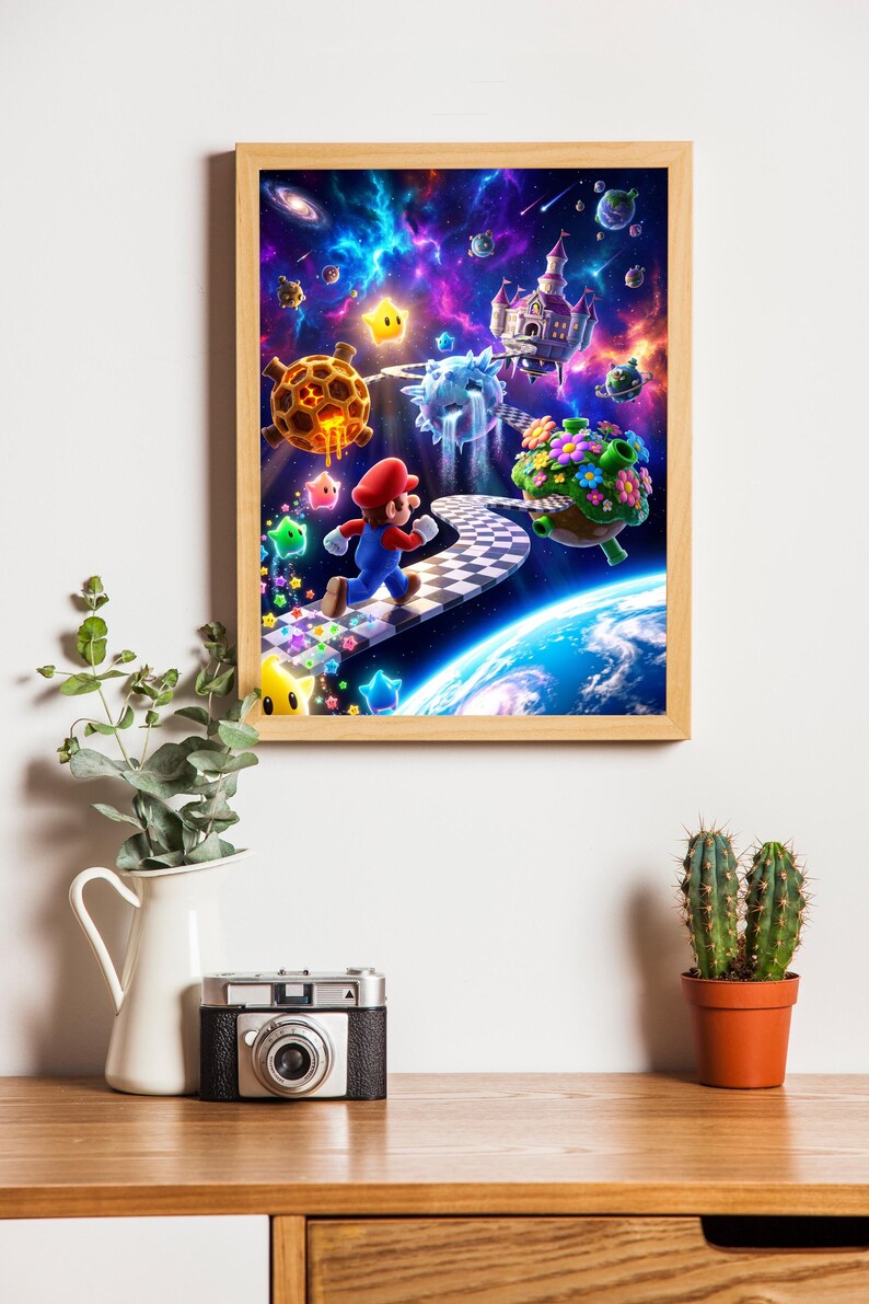Pu&ograve; includere: Una stampa artistica da parete incorniciata che mostra una vivace scena spaziale con un personaggio con cappello rosso e salopette blu che corre lungo un sentiero a scacchi. Lo sfondo mostra nebulose colorate, pianeti fluttuanti, un castello.