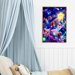 K&ouml;nnte beinhalten: Gerahmter Druck mit einer lebendigen, fantastischen Szene mit einer Zeichentrickfigur, die auf einen gro&szlig;en, leuchtenden Stern zul&auml;uft. Das Kunstwerk ist vor dem Hintergrund von Planeten, Sternen und bunten Wolken angesiedelt und schafft eine skurrile und fantasievolle Atmosph&auml;re.
