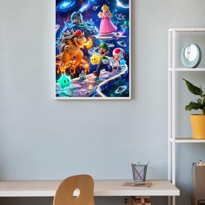 Puede incluir: Obra de arte enmarcada que presenta una escena vibrante y fant&aacute;stica con personajes de la serie de videojuegos Super Mario. Bowser, la Princesa Peach, Luigi y Toad se representan en un entorno c&oacute;smico con planetas y galaxias. La obra se exhibe en una pared azul claro.