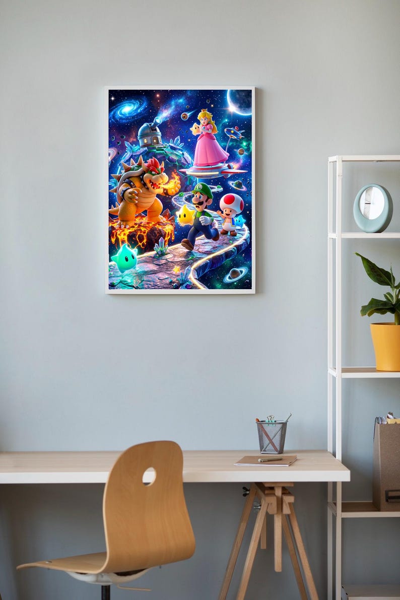 Puede incluir: Obra de arte enmarcada que presenta una escena vibrante y fant&aacute;stica con personajes de la serie de videojuegos Super Mario. Bowser, la Princesa Peach, Luigi y Toad se representan en un entorno c&oacute;smico con planetas y galaxias. La obra se exhibe en una pared azul claro.