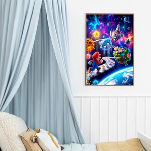 Pu&ograve; includere: Una stampa artistica rettangolare da parete che mostra una vivace scena spaziale con un personaggio con berretto rosso e salopette blu che corre lungo un sentiero a scacchi. Lo sfondo mostra una nebulosa colorata, pianeti fluttuanti e un castello.