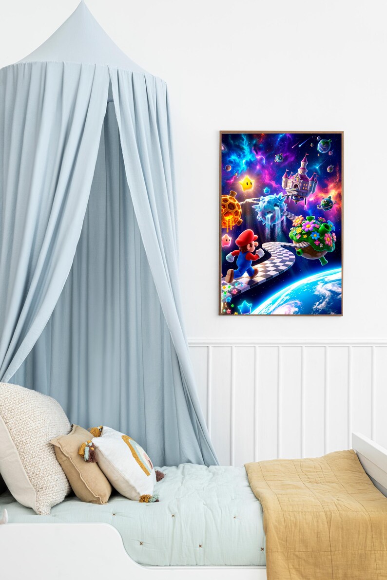 Pu&ograve; includere: Una stampa artistica rettangolare da parete che mostra una vivace scena spaziale con un personaggio con berretto rosso e salopette blu che corre lungo un sentiero a scacchi. Lo sfondo mostra una nebulosa colorata, pianeti fluttuanti e un castello.