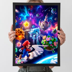 Pu&ograve; includere: Una stampa artistica verticale incorniciata che mostra una vivace scena spaziale con un personaggio con berretto rosso e salopette blu che corre su un sentiero a scacchi. Lo sfondo mostra una nebulosa colorata, pianeti fluttuanti, un castello e stelle.
