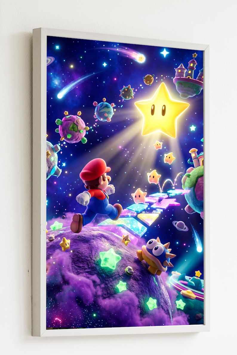 K&ouml;nnte beinhalten: Gerahmter digitaler Kunstdruck mit einer Szene aus einem Videospiel. Das Kunstwerk zeigt eine Figur in roter M&uuml;tze und blauer Latzhose, die durch eine farbenfrohe, sternen&uuml;bers&auml;te Galaxie rennt. Der Druck enth&auml;lt einen gro&szlig;en gelben Stern und andere animierte Charaktere.