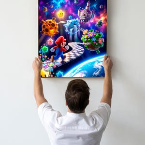 Pu&ograve; includere: Una stampa artistica da parete rettangolare che raffigura una vivace scena spaziale con Mario che corre lungo un sentiero a scacchi. Lo sfondo mostra una nebulosa colorata, un castello fluttuante, vari pianeti e stelle luminose.