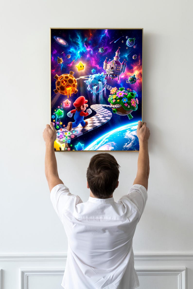 Pu&ograve; includere: Una stampa artistica da parete rettangolare che raffigura una vivace scena spaziale con Mario che corre lungo un sentiero a scacchi. Lo sfondo mostra una nebulosa colorata, un castello fluttuante, vari pianeti e stelle luminose.