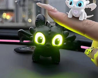 Adorno para coche y llavero de dragón con luz, alas móviles, ojos que brillan en la oscuridad, accesorio para fans.