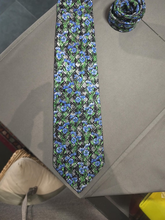 Egon Von Furstenberg Milano - Cravatta a scacchi grigi e neri con fantasia floreale blu e verde 100% seta Made in Italy View 2