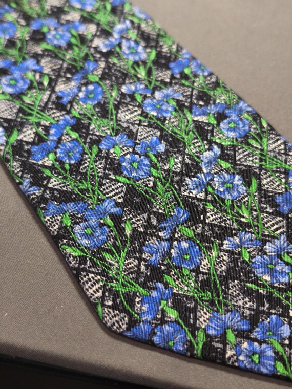 Egon Von Furstenberg Milano - Cravatta a scacchi grigi e neri con fantasia floreale blu e verde 100% seta Made in Italy View 5
