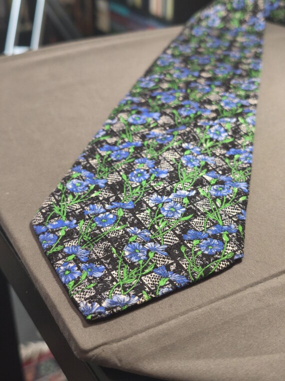 Egon Von Furstenberg Milano - Cravatta a scacchi grigi e neri con fantasia floreale blu e verde 100% seta Made in Italy View 4