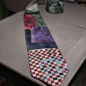 Argyle & Sutherland Cravatta fantasia scacchi e patchwork con texture lucida a righe ondulate in seta Made in Italy