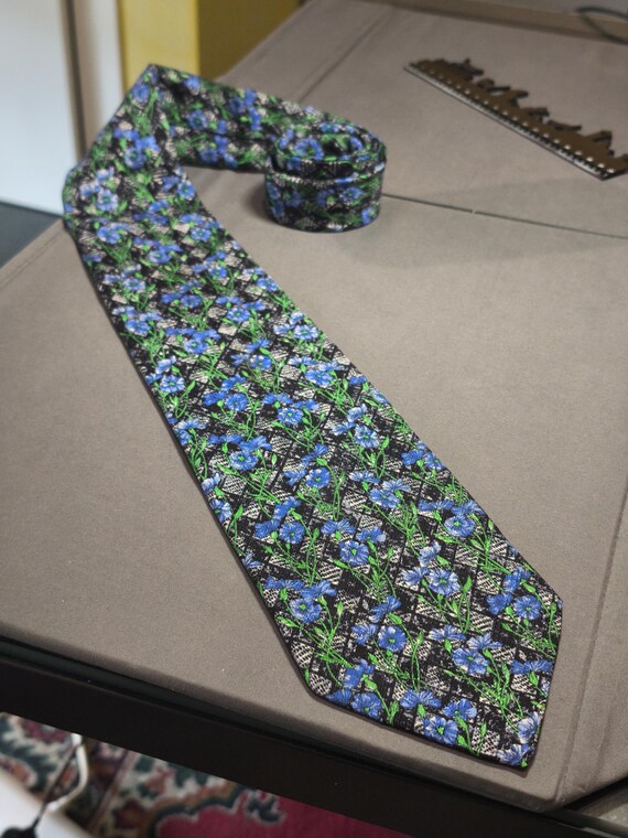 Egon Von Furstenberg Milano - Cravatta a scacchi grigi e neri con fantasia floreale blu e verde 100% seta Made in Italy