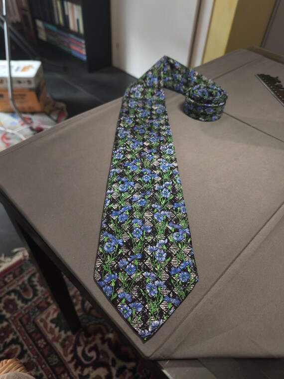 Egon Von Furstenberg Milano - Cravatta a scacchi grigi e neri con fantasia floreale blu e verde 100% seta Made in Italy View 3