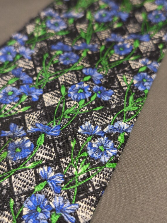 Egon Von Furstenberg Milano - Cravatta a scacchi grigi e neri con fantasia floreale blu e verde 100% seta Made in Italy View 6