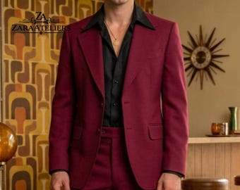 Traje de dos piezas para hombre, color burdeos intenso, estilo vintage retro de los años 70: ideal para bodas y eventos formales.