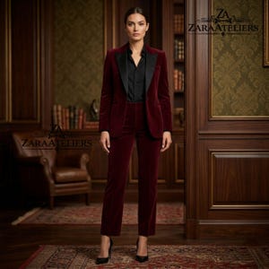 Pode incluir: Um fato de veludo bord&ocirc; com lapela de cetim preto e camisa abotoada preta. O fato inclui um blazer e cal&ccedil;as a condizer. A imagem mostra o fato numa pessoa numa sala com estantes e um tapete estampado. A marca "ZARAATELIERS" &eacute; vis&iacute;vel.