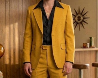Traje de hombre estilo vintage de los años 70 en color amarillo mostaza - Traje retro de dos piezas con pantalón acampanado.