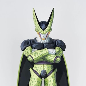 Może przedstawiać: Szczegółowa figurka postaci Cell z Dragon Ball Z. Figurka ma zielono-czarną kolorystykę ze skomplikowanymi detalami, w tym pelerynę i przezroczystą podstawę z tekstem.