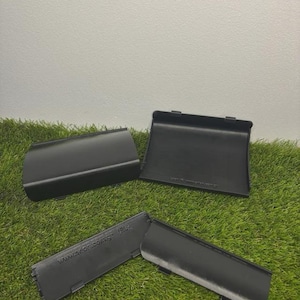 以下が含まれることがあります： クリーム色、ライトグレー、ダークグレーの3色の、つや消し仕上げの陶器製マグカップのセット。各マグカップはシンプルでミニマリストなデザインで、コーヒーや紅茶に最適です。