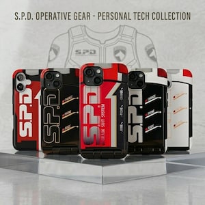Puede incluir: Una colecci&oacute;n de fundas para tel&eacute;fonos con un dise&ntilde;o gr&aacute;fico audaz. Las fundas presentan el texto "S.P.D." en letras grandes y estilizadas, junto con otros elementos de texto. La combinaci&oacute;n de colores incluye rojo, negro, blanco y gris. Son parte de la "S.P.D. OPERATIVE GEAR - PERSONAL TECH COLLECTION".