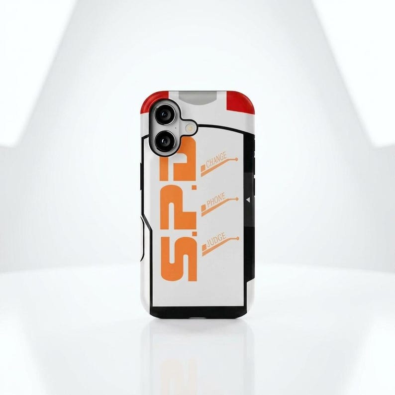 Puede incluir: Funda de tel&eacute;fono blanca y negra con texto naranja "S.P.J." y las palabras "CHANGE", "PHONE" y "JUDGE". La parte superior de la funda es roja.