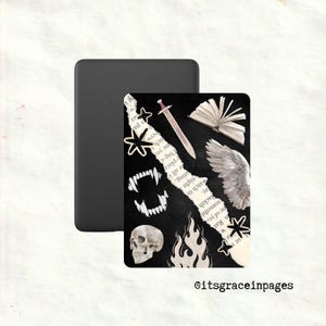 Può includere: Una custodia nera per e-reader con una carta decorativa con una spada, un teschio, un'ala d'angelo e altre illustrazioni a tema fantasy. La carta ha uno sfondo nero con dettagli e testo bianchi. @itsgraceinpages è visibile.