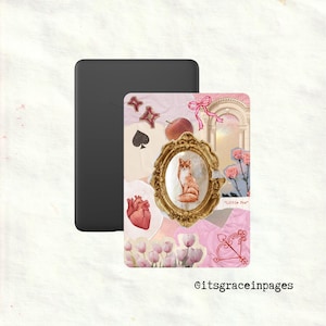 Può includere: Una custodia nera per e-reader con una carta decorativa con una volpe in una cornice dorata. La carta ha uno sfondo rosa e bianco con un fiocco, una carta da gioco ed elementi floreali. Il testo sulla carta recita "Little Fox".