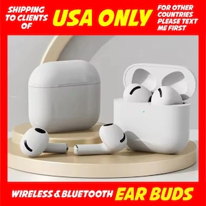 Op de afbeelding: Witte draadloze oortelefoons en een oplaadcase. De case is rechthoekig met afgeronde randen. De oortelefoons worden zowel in als buiten de case weergegeven. De tekst "WIRELESS & BLUETOOTH EAR BUDS" staat onderaan.