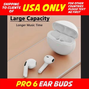 Op de afbeelding: Witte Pro 6 oordopjes met een oplaadcase. De case is open en onthult de binnenkant. De tekst "Large Capacity" en "Longer Music Time" is zichtbaar. De tekst "USA ONLY" en "PRO 6 EAR BUDS" is ook zichtbaar.