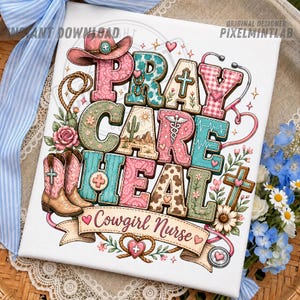 Könnte beinhalten: Ein weißer rechteckiger Druck mit dem Text PRAY CARE HEAL und Cowgirl Nurse. Das Design enthält einen rosa Cowboyhut, ein Stethoskop, ein Lasso, einen Kaktus, eine Wüstenlandschaft, Blumen, Kreuze und ein Paar rosa-braune Cowboystiefel.