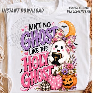 Könnte beinhalten: Ein weißes T-Shirt mit einer Grafik eines Cartoon-Geistes, der eine florale Schleife trägt und eine schwarze Bibel mit goldenem Kreuz hält. Der Text lautet AIN'T NO GHOST LIKE THE HOLY GHOST. Enthält einen Halbmond, kleine Fledermäuse, rosa Herzen und Kürbisse.