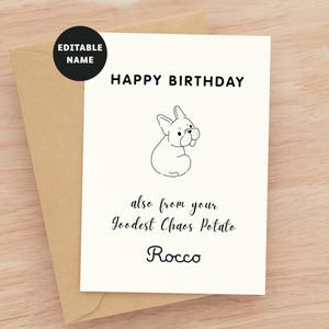 Könnte beinhalten: Eine Geburtstagskarte mit einem beigefarbenen Umschlag. Die Karte zeigt die Worte "HAPPY BIRTHDAY", eine Strichzeichnung einer französischen Bulldogge und den Text "also from your Goodest Chaos Potato Rocco".