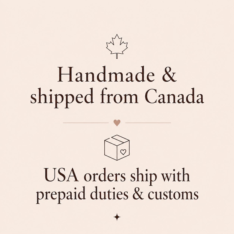 Pode incluir: Um gr&aacute;fico bege claro com texto em castanho escuro que diz: Handmade & shipped from Canada, seguido por um pequeno cora&ccedil;&atilde;o, um &iacute;cone de caixa com um cora&ccedil;&atilde;o e o texto: USA orders ship with prepaid duties & customs. Inclui um &iacute;cone de folha de &aacute;cer.