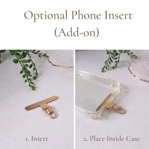 Pode incluir: Um inserto de metal dourado para telefone com um fecho lagosta girat&oacute;rio. O texto diz Optional Phone Insert (Add-on), 1. Insert e 2. Place Inside Case. O inserto &eacute; mostrado sozinho e posicionado dentro de uma capa transparente.