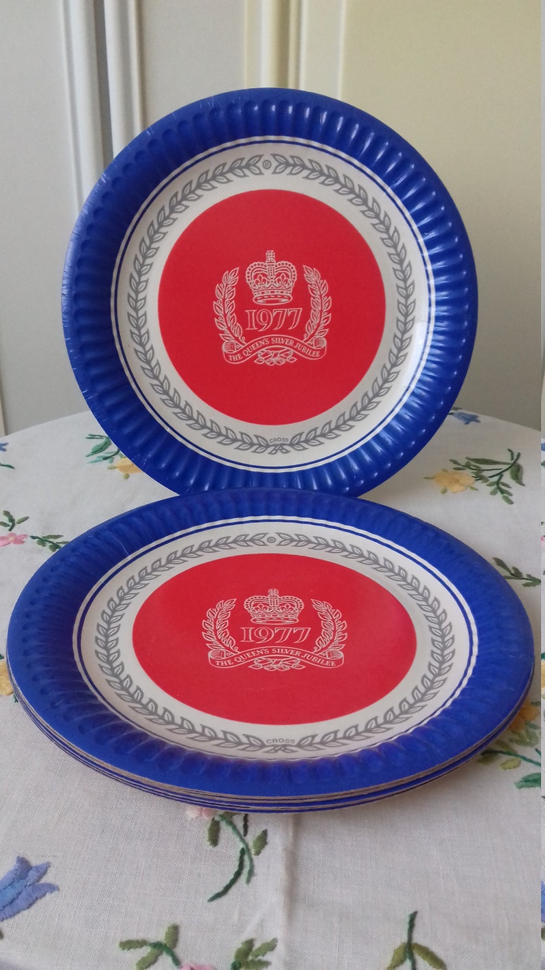 Vintage Queen Elizabeth II Original Paper Plates x 8 Silver Jubilee 1977