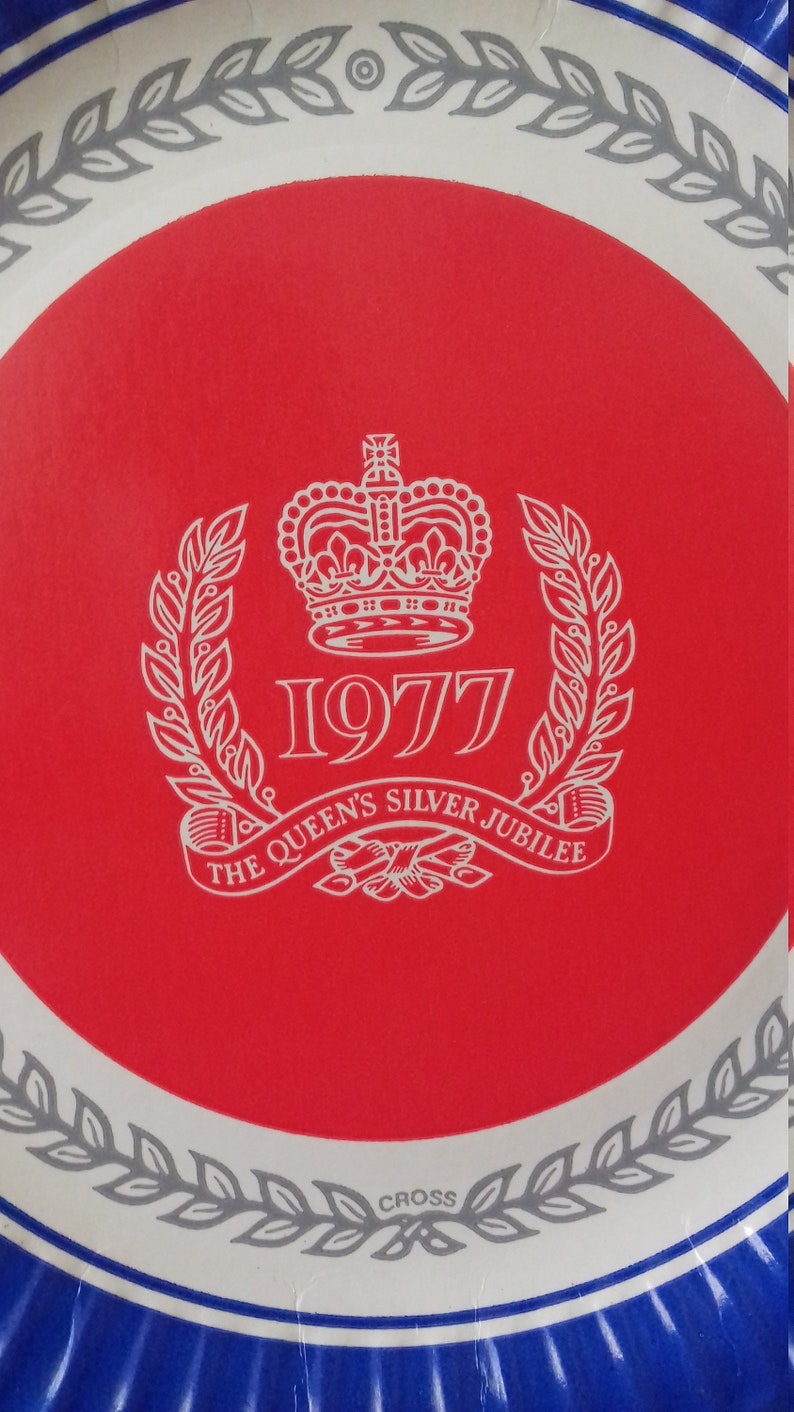 Vintage Queen Elizabeth II Original Paper Plates x 8 Silver Jubilee 1977
