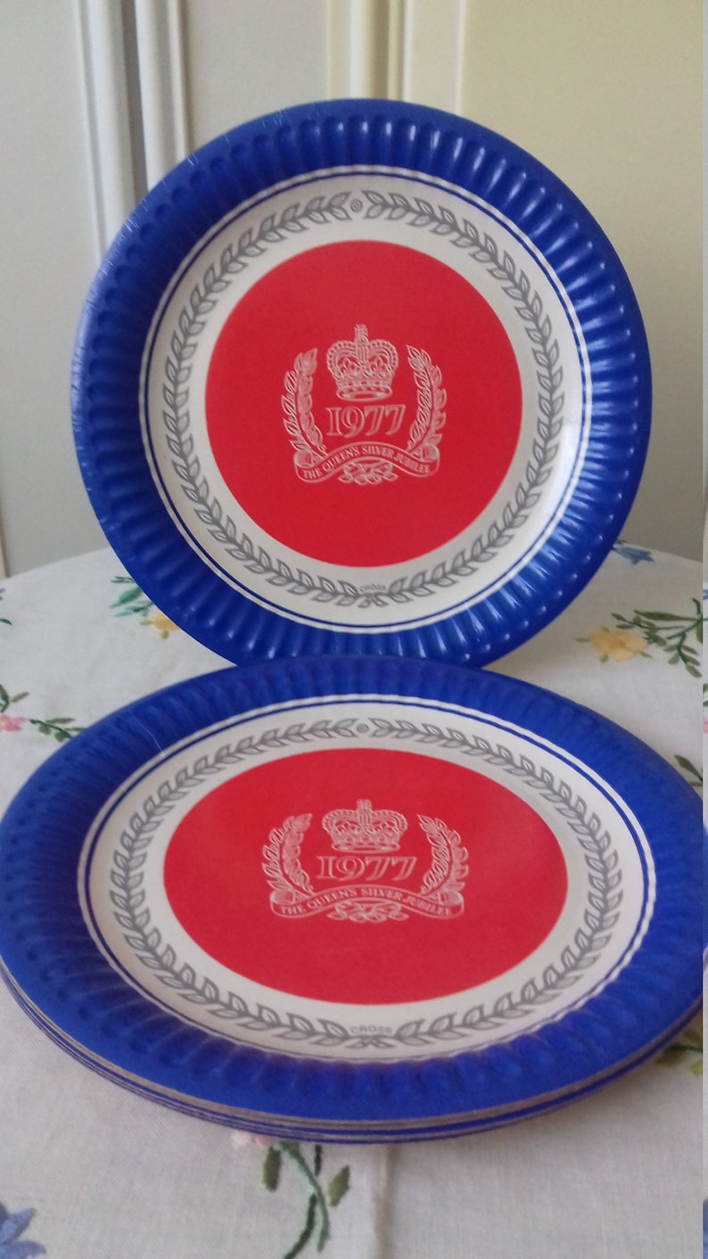Vintage Queen Elizabeth II Original Paper Plates x 8 Silver Jubilee 1977
