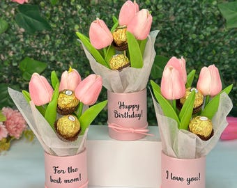 Bouquet di tulipani e cioccolatini, idea regalo romantica, composizione a sorpresa Ferrero, graziosa scatola di fiori fatta a mano
