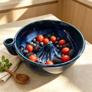 Bol de cerámica hecho a mano para frutas con orificio de drenaje central, disponible en varios colores, un bonito regalo para inauguración de casa.
