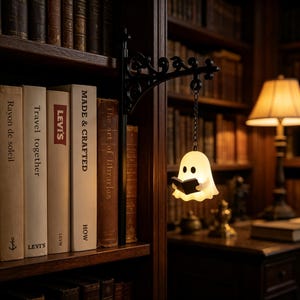 Gotycka lampa wisząca na półce, lampka z duchami i zabytkowa latarnia, dekoracja kącika książkowego Dark Academia