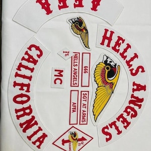 Könnte beinhalten: Eine Sammlung gestickter Aufnäher mit roten Schriftzügen auf weißem Stoff. Enthält die Wörter "California", "Hells Angels", "AFFA" und "MC". Mit einem geflügelten Totenkopf-Emblem und der Zahl "666".