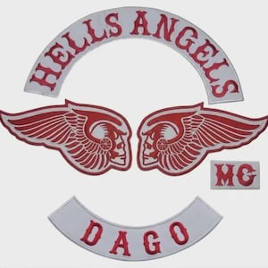 Puede incluir: Un conjunto de parches bordados. El parche superior muestra "HELLS ANGELS" en rojo sobre un fondo blanco arqueado. También se incluyen dos parches de calavera alada rojos y blancos y un pequeño parche "MC". El parche inferior dice "DAGO" en rojo.