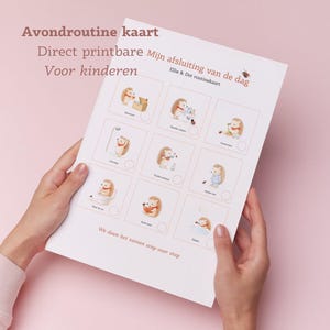 Op de afbeelding: Een witte, printbare routinekaart voor kinderen, vastgehouden door handen, met illustraties van egels die bedtijdactiviteiten uitvoeren. Tekst bevat "Avondroutinekaart" en "Mijn afsluiting van de dag".