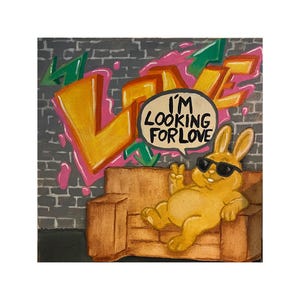 Può includere: Dipinto di un coniglio giallo con occhiali da sole, sdraiato su un divano marrone. Il coniglio fa il segno della pace. Un fumetto dice "I'M LOOKING FOR LOVE". I graffiti sullo sfondo scrivono "LOVE".