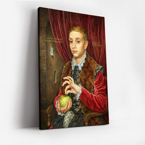 Puede incluir: Retrato enmarcado de una persona joven con chaqueta de terciopelo rojo y cuello de piel, sosteniendo una manzana verde. El retrato tiene texto en latín y está ambientado sobre cortinas rojas y una pared de piedra.